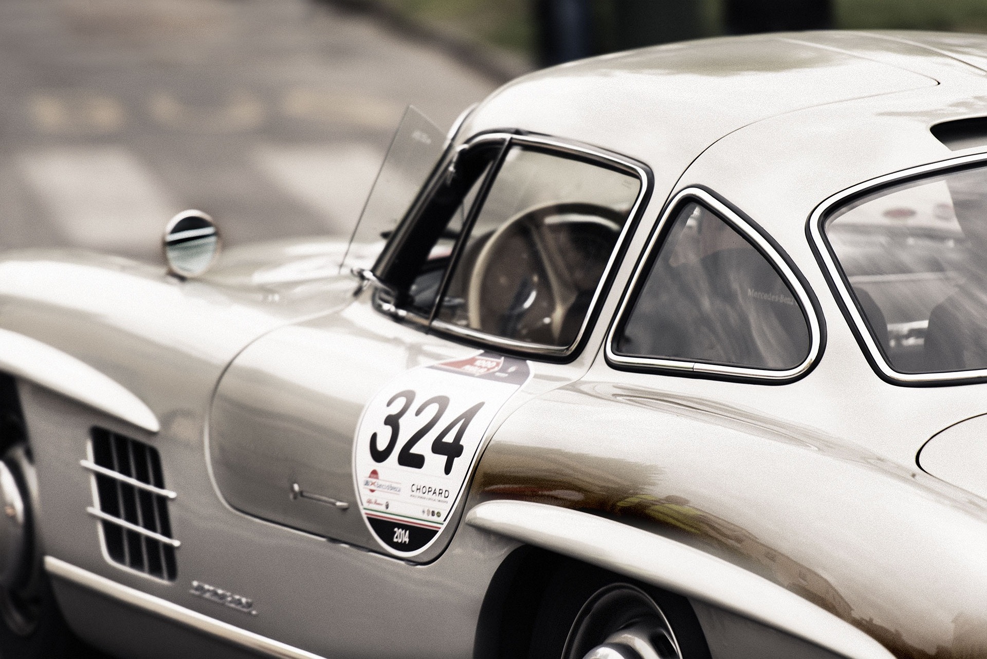 Detailaufnahme eines klassischen Mercedes 300 SL Flügeltürers